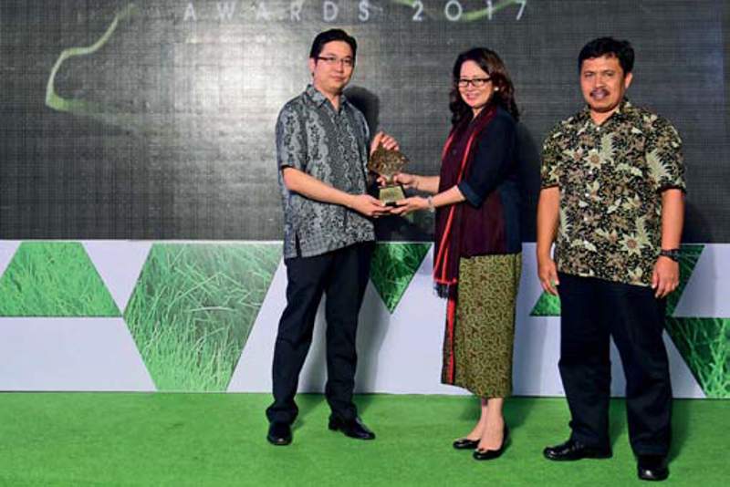 Jababeka Residence, Cikarang, Bekasi, Jawa Barat, menerima HousingEstate Green Property Awards 2017 kategori Green Water Management Residensial-Township Scale Housing Estate. Penghargaan diterima Handoyo Lim, General Manager Marketing PT Grahabuana Cikarang.