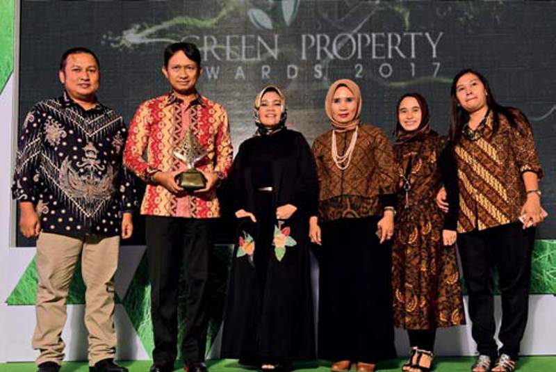 Villa Kencana Cikarang, Cikarang, Bekasi, Jawa Barat, menerima HousingEstate Green Property Awards 2017 kategori Green Water Management Residential-Low Cost Scale Housing Estate. Penghargaan diterima Asmat Amin, Managing Director PT Arrayan Bekasi Development (nomor dua dari kiri) dan tim.