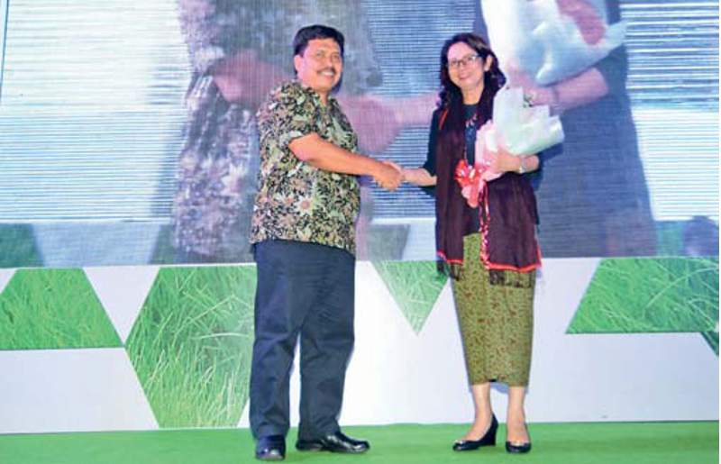 Direktur Jenderal Pembiayaan Perumahan Kementerian Pekerjaan Umum danPerumahan Rakyat (PUPR) Lana Winayanti usai memberikan sambutan mendapat cinderamata dari HousingEstate yang disampaikan Pemimpin Redaksi HousingEstate Joko Yuwono.