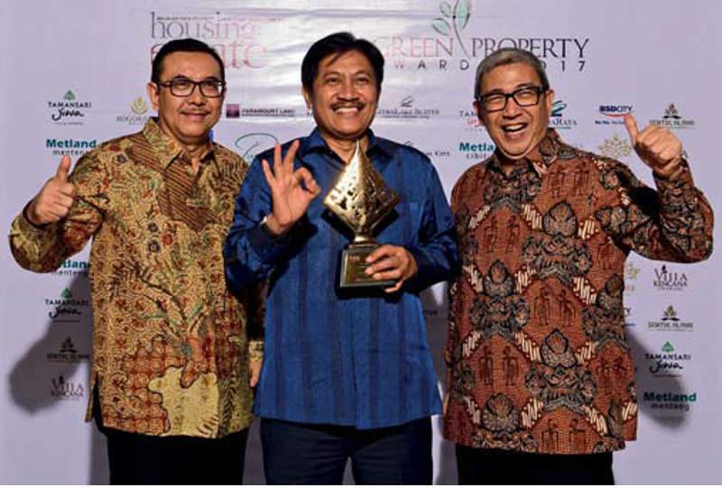 Presiden Direktur Eureka Group Lukman Purnomosidi (tengah) beserta direksi melalui PT Nusa Raya Propertindo menerima HousingEstate Green Property Awards 2017 kategori Green Design untuk apartemen Bogorienze Resort di Bogor, Jawa Barat.