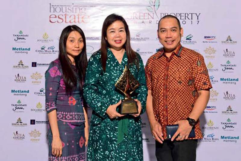 PT Citra Menara Megah menerima HousingEstate Green Property Awards 2017 kategori Green Water Management untuk apartemen CitraLake Suites di CitraGarden City, Kalideres, Jakarta Barat. Penghargaan diterima Merry Lantani, Direktur Marketing PT Citra Menara Megah (tengah) dan tim.