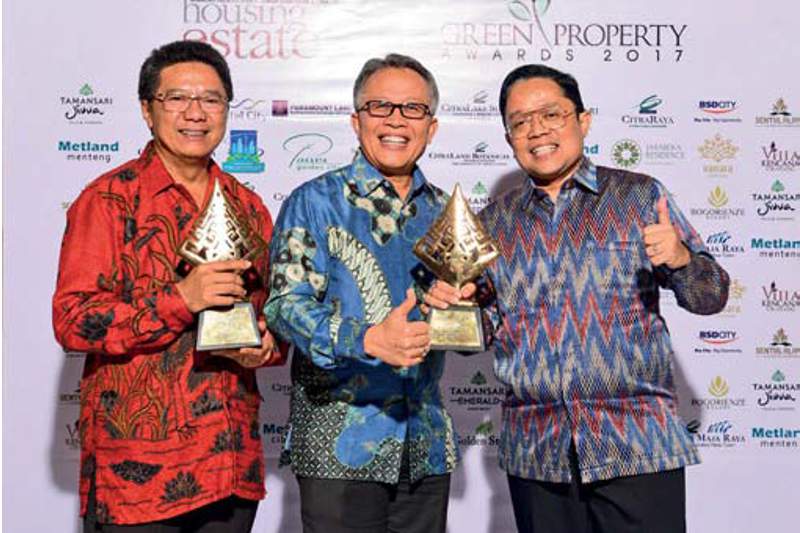 Yunius, Direktur Pemasaran & Komersial PT Wika Realty, bersama Marketing Manager PT Wika Realty, Rizkan Firman dan Ferry Ansony, Kepala Bagian Umum PT Wika Realty, menerima HousingEstate Green Property Awards 2017 kategori Green Design untuk apartemen Tamansari Emerald, Surabaya, Jawa Timur.