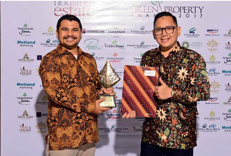 Apartemen Tamansari Urbano, Bekasi, Jawa Barat, menerima HousingEstate Green Property Awards 2017 kategori Green Transportation. Penghargaan diterima Akhmad Ismail, Manager Property PT Wika Bangunan Gedung (kanan), dan rekan.
