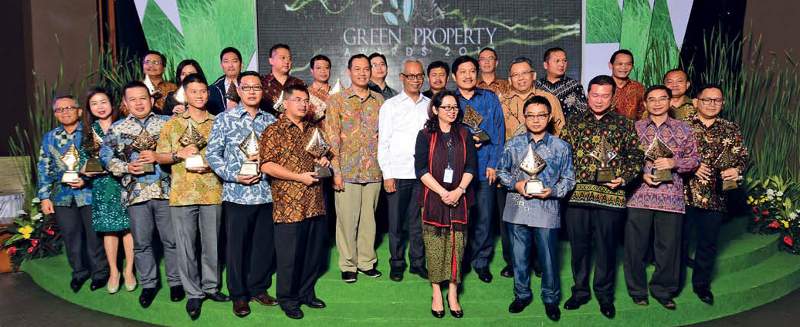 Para penerima HousingEstate Green Properti Awards 2017 berfoto bersama Pemimpin Redaksi HousingEstate, Ketua Tim Penilai, serta Dirjen Pembiayaan Perumahan dan Dirjen Cipta Karya Kementerian PUPR usai menerima penghargaan.
