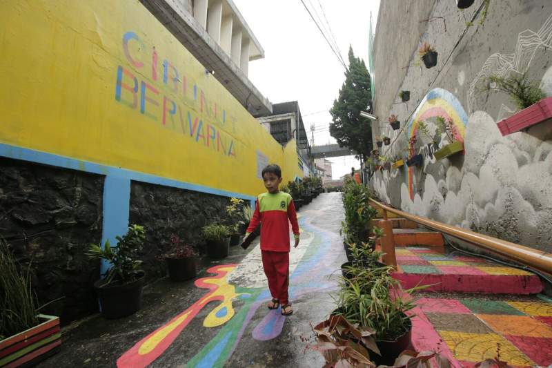 Salah satu sudut Kampung Cibunut Berwarna yang dihiasi mural. (Foto: Dok. AkzoNobel)
