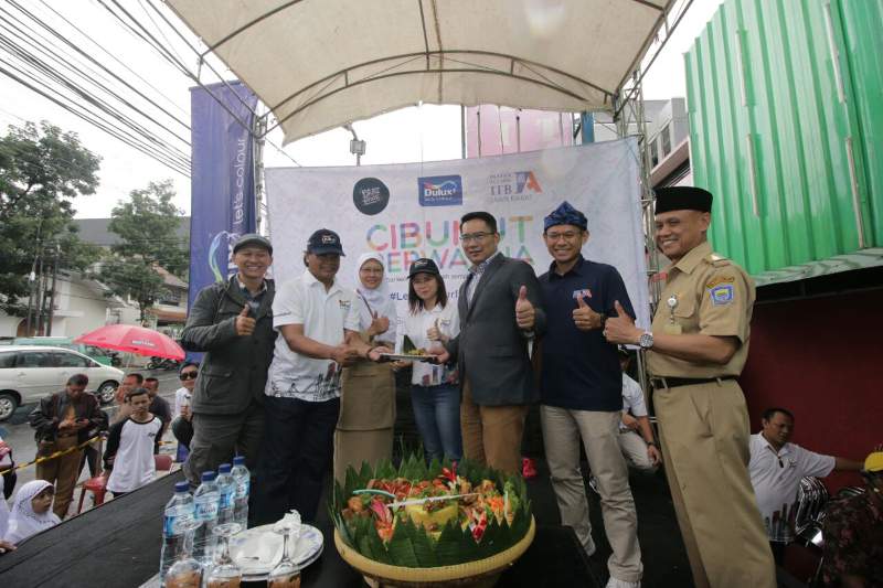 kampung-cibunut-berwarna-ridwan-kamil Kampung Cibunut Berwarna diresmikan Walikota Bandung Ridwan Kamil, Senin (27/11/2017). (Foto: Dok. AkzoNobel)