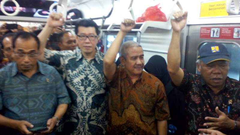 Menteri Pekerjaan Umum dan Perumahan Rakyat (PUPR) Basuki Hadimuljono (paling kanan) memberikan keterangan kepada pers sembari bergelantungan di kereta komuter dari stasiun Tanah Abang (Jakarta) menuju Kota Publik Maja (10.000 ha) di Maja, Lebak-Banten, Sabtu (18/11/2017), bersama Menteri Perhubungan Budi Karya Sumadi (paling kiri). (Foto: Yudiasis Iskandar/HousingEstate).