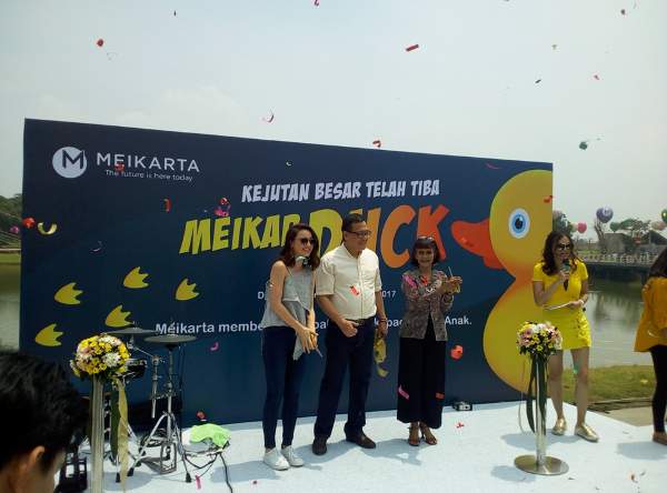 meikarduck Tika Bisono (dua dari kanan) saat peresmian Meikarduck di kota baru Meikarta (500 ha) Cikarang, Bekasi (Jawa Barat), Minggu (5/11/2017). (Foto: Yudiasis Iskandar/HousingEstate)