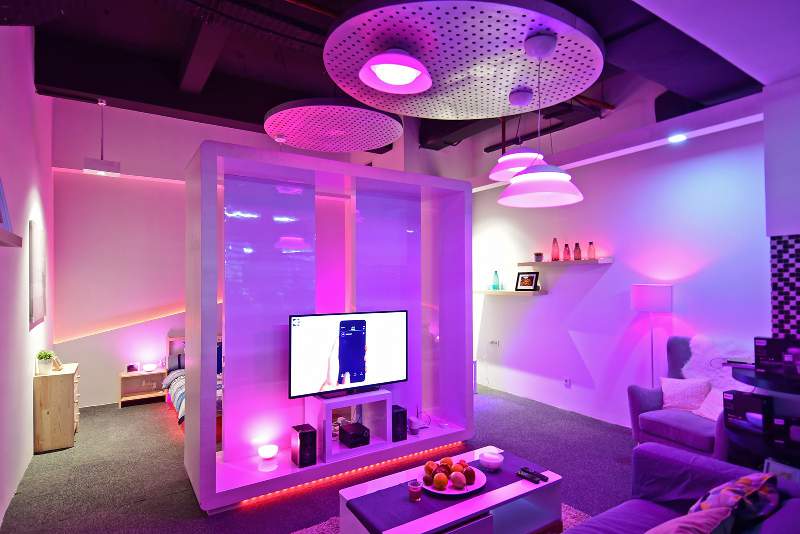 Aplikasi rangkaian Phlips Hue untuk rumah tinggal yang bisa diatur warna cahaya dan tingkat terangnya secara nirkabel. (Foto: Susilo Waluyo/HousingEstate)