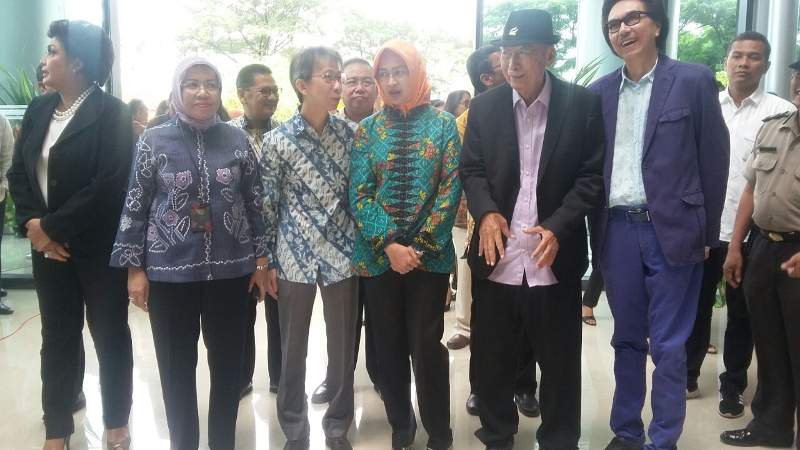 Walikota Tangerang Selatan Airin Rachmi Diany Wardana (tiga dari kanan) bersama Ciputra, founder Grup Jaya (dua dari kanan), pengembang Bintaro Jaya di Pondok Aren, Tangerang Selatan (Banten), Direktur Pelayanan Kesehatan Rujukan Kementerian Kesehatan Tri Hesty Widyastoeti (dua dari kiri), serta jajaran direksi Bintaro Jaya dan Rumah Sakit Pondok Indah usai peresmian rumah sakit itu pekan lalu. (Foto: Andrian Saputri/HousingEstate)