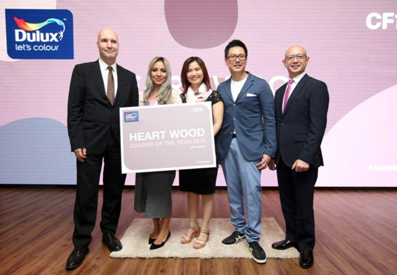 colour of the year 2018 Peluncuran Colour of The Year 2018 Heart Wood dari AkzoNobel di Jakarta, Selasa (5/12/2017). dihadiri (ki-ka) Managing Director Akzonobel Decorative Paints South East & South Asia, Middle East Jeremy Rowe, Travel Blogger Marischka Prudence, Head of Brand & Consumer Marketing PT ICI Paints Indonesia (AkzoNobel Decorative Paints Indonesia) Anastasia Tirtabudi, arsitek Cosmas Gozali, dan Presiden Direktur PT ICI Paints Indonesia (AkzoNobel Decorative Paints Indonesia) Jun de Dios. (Foto: Dok. AkzoNobel)