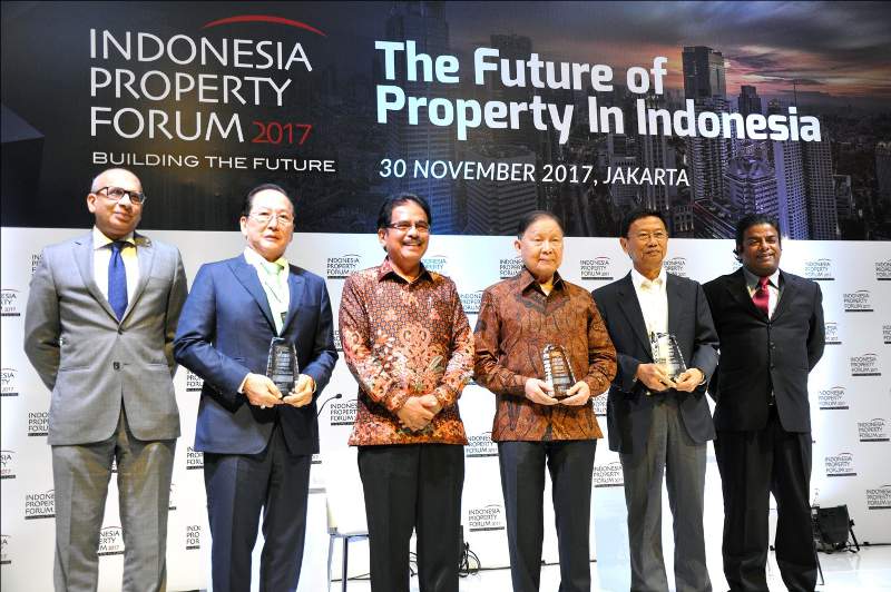 Ki-ka: Shoeb Kagda (Founder Indonesia Economic Forum), Po Soen Kok (Chariman Pollux Properties), Sofyan Djalil (Menteri Agraria dan Tata Ruang/Kepala Badan Pertanahan Nasional RI), Mochtar Riady (Founder & Chairman Lippo Group), SD Darmono (Founder & Chairman Jababeka Group), Satchin Gopalan (Co-Founder Indonesia Property Forum) berfoto bersama saat pembukaan Indonesia Property Forum 2017 di Jakarta, Kamis (30/11/2017).
