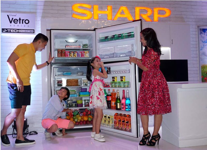 Lemari es terbaru Sharp bernama Grand Vetro berkapasitas 300-684 liter seharga Rp5,6–11,5 juta per unit. (Foto: Dok. Sharp)