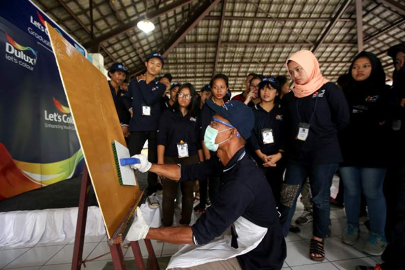 AkzoNobel meluluskan 60 pemuda dari SOS Children’s Villages Indonesia sebagai angkatan pertama Dulux Painter Academy (Foto: Dok. AkzoNobel)