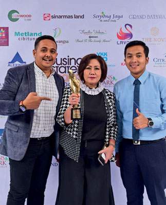 HousingEstate Awards The Leader on Market Share of Financing in Residential Sector untuk Bank BTN. Penghargaan diterima Suryanti Agustinar, Executive Vice President Non-Subsidized Mortgage Lending Division Bank BTN (tengah)