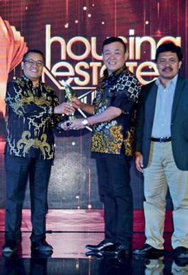 HousingEstate Awards Most Favoured Middle Class-Small Scale HousingEstate in Batam, Kepulauan Riau, untuk Buana Central Park, PT Buana Cipta Propertindo. Ajong, Direktur PT Buana Cipta Propertindo menerima penghargaan dari Direktur Jenderal Penyediaan Perumahan Kementerian Pekerjaan Umum dan Perumahan Rakyat Khalawi AbdulHamid