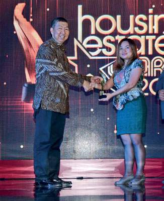 HousingEstate Awards Most Innovative National Private Bank for Housing Mortgages untuk PT Bank CIMB Niaga Tbk. Novlia Dwi Astine, Mortgages Developer Business, Mortgages Product & Business Development CIMB Niaga, menerima penghargaan dari Sekjen DPP REI Totok Lucida