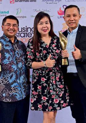 HousingEstate Awards Most Favoured Middle Class Apartment in Jakarta untuk Citra Living-PT Ciputra Residence. Penghargaan diterima Associate Director PT Ciputra Residence Merry Lantani