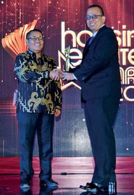 HousingEstate Awards Most Favoured Affordable Class-Township Scale HousingEstate in Bogor, Jawa Barat, Citra Indah City-PT Ciputra Indah (Ciputra Group). Sofyan Khabib, Marketing Manager CitraIndah, menerima penghargaan dari Direktur Jenderal Penyediaan Perumahan Kementerian Pekerjaan Umum dan Perumahan Rakyat Khalawi Abdul Hamid