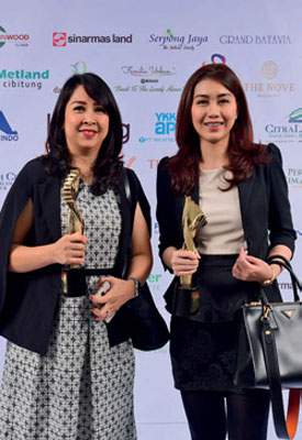 HousingEstate Awards Most Favoured Middle Class-Big Scale Housing Estatein Bogor, Jawa Barat, untuk CitraLand Cibubur-PT Panasia Griya Mekarasri (Ciputra Group). Penghargaan diterima Marketing Manager PT Panasia Griya Mekarasri Galih PS Putri (kanan)