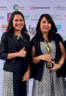 HousingEstate Awards Most Favoured Middle Class-Township Scale HousingEstate in Makassar, Sulawesi Selatan, untuk CitraLand Tallasa City-PT Ciputra Nusantara (Ciputra Group). Penerima penghargaan Sonya Lasut, Marketing Manager CitraLand Tallasa City (kanan)