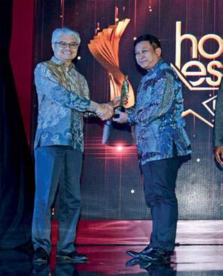 HousingEstate Awards Most Innovative Material forHousing Construction untuk Rumah Conwood dari PT Conwood Indonesia. Penerima penghargaan President Director PT Conwood Indonesia Rizki Kresno Edhie Hambali