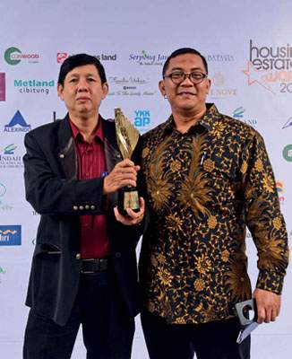 HousingEstate Awards Most Favoured Concrete RoofTile untuk genteng beton CP dari PT Cengkareng Permai. Marketing Manager PT Cengkareng Permai SuryaGunawan (kiri)
