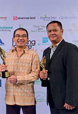 HousingEstate Awards Most Favoured Small Scale Housing Estate for New Middle Class in Tangerang, Banten Grand Batavia-PT Delta Cendana Cita Persada. Penghargaan diterima Gregorius Edward Sugijanto, Manager Unit SBU Puri Jaya dan Cikupa-Pasar Kemis (kanan)