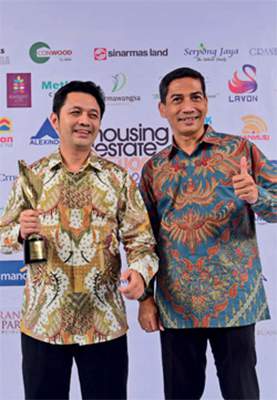 HousingEstate Awards Most Favoured Middle Class-Township Scale HousingEstate in Bekasi, Jawa Barat, untuk Harvest City-PT Dwigunatama Rintisprima. Sebagai penerima penghargaan Leonard Suprijatna, Marketing Manager Harvest City, menerima penghargaan (kiri)