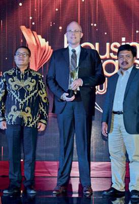 HousingEstate Awards Most Favoured Township Scale Housing Estate in Jakarta untuk Jakarta Garden City-PT Mitra Sindo Sukses (PT Modernland Realty Tbk). Sami Miettinen (tengah), Direktur Utama PT Mitra Sindo Sukses, saat menerima penghargaan