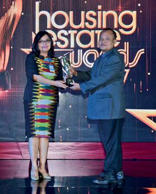 HousingEstate Awards The Highest Growing Bank in Mortgages Primary Market untuk Bank Mandiri. Penghargaan diberikan GM Marketing HousingEstate Samsul Arifin Nasution kepada Giovani Luciani, Vice President Consumer Loans Group Bank Mandiri (kiri)