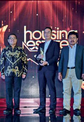 HousingEstate Awards Most Favoured Middle Class-Big Scale Housing Estate in Bekasi, Jawa Barat, untuk Metland Cibitung-PT Metropolitan Land Tbk. Robbyansyah Evar, GM Project Metland Cibitung, menerima penghargaan