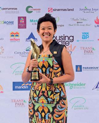 HousingEstate Awards Most Favoured Floor Tile for Middle Class Housing Projects untuk keramik Milan dari PT Saranagriya Lestari Keramik. Penerima penghargaan Marketing Manager PT Saranagriya Lestari Keramik Susan Anindita