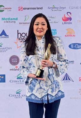 HousingEstate Awards Most Favoured Middle Up Class-Township Scale HousingEstate in Surabaya, Jawa Timur, untuk Pakuwon City-PT Pakuwon Jati Tbk. Penghargaan diterima Ivy Wong, Direktur PT Pakuwon Jati Tbk.