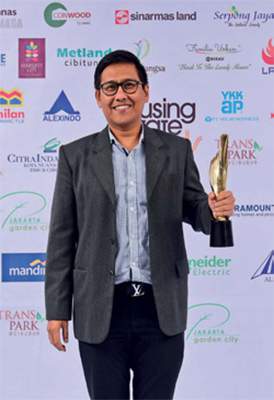 HousingEstate Awards Most Favoured Middle Class-Township Scale HousingEstate in Tangerang, Banten, untuk Paramount Land-PT Paramount Land. Penghargaan diterima oleh M Nawawi, Associate Director Paramount Land.