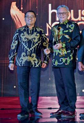 HousingEstate Awards Most Favoured Middle Class-Medium Scale Housing Estatein Depok, Jawa Barat, untuk Permata Cimanggis-PT Puninar Texton Asia. DiplIng Alexander Sukanta, Chief Operation Officer PT Puninar Texton Asia (kanan)