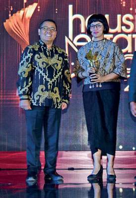 HousingEstate Awards Most Favoured Affordable Class Housing Estate in Bogor, Jawa Barat, untuk Perumnas Dramaga-Perum Perumnas. Anna Kunti Pratiwi, Direktur Pemasaran Perum Perumnas menerima penghargaan dari Direktur Jenderal Penyediaan Perumahan Kementerian Pekerjaan Umum dan Perumahan Rakyat Khalawi Abdul Hamid