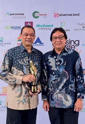 HousingEstate Awards Most Favoured Affordable Apartment in Mixed Use Project in Bogor, Jawa Barat, untuk Podomoro Golf View-PT Graha Tunas Selaras (PT Agung Podomoro Land Tbk). Assistant Vice President Marketing Agung Podomoro Land Alvin Andronicus (kanan)