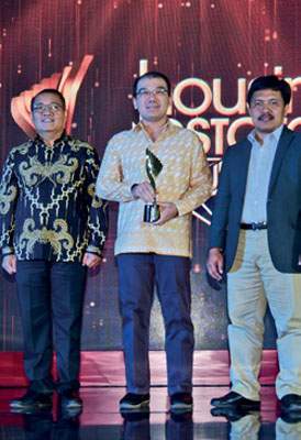 HousingEstate Awards Most Favoured Middle Class-Big Scale Housing Estate in Surabaya, Jawa Timur, untuk Puri Surya Jaya-PT Jaya Land. Samson Suriyanto, Kepala Strategi Unit Bisnis Puri Surya Jaya, menerima penghargaan