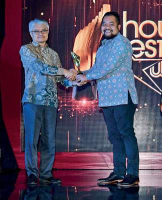 HousingEstate Awards Most Favoured Switcher & Socket for Residential Projects untuk produsen produk listrik dan otomasi Schneider dari PT Schneider Electric Indonesia. Penerima penghargaan Head of Marketing Communication PT Schneider Electric Indonesia Donald Situmorang