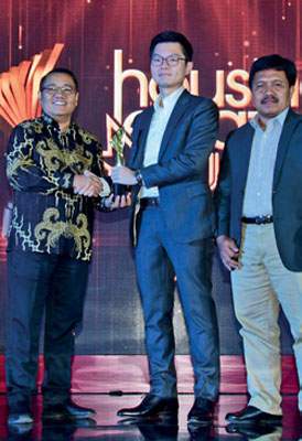 HousingEstate Awards Most Favoured Middle Up Class Apartment in Mixed Use Project in Jakarta untuk 57 Promenade-PT Intiland Development Tbk. Associate Director Corporate Marketing PT Intiland Development Tbk Andrew Rahardja Kang (tengah) menerima penghargaan dari Direktur Jenderal Penyediaan Perumahan Kementerian Pekerjaan Umum dan Perumahan Rakyat Khalawi Abdul Hamid (kiri)
