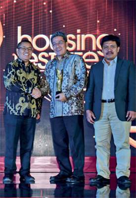 HousingEstate Awards Most Favoured Middle Up-Township Scale HousingEstate in Tangerang, Banten, untuk BSD City-Sinar Mas Land. Dhony Rahajoe, Managing Director President Office SinarMas Land, menerima penghargaan dari Direktur Jenderal Penyediaan Perumahan Kementerian Pekerjaan Umum dan Perumahan Rakyat Khalawi Abdul Hamid