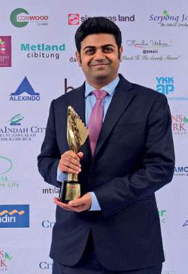 HousingEstate Awards Most Favoured New Resort Apartment in Batam, Kepulauan Riau, untuk The Nove Apartment at Nuvasa Bay-Sinar Mas Land. Premraj Janardanan, Head of Batam Project Sinar Mas Land, sebagai penerima penghargaan.