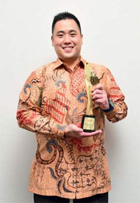 HousingEstate Awards Most Favoured Middle Class Apartment in Mixed Use Project in Depok, Jawa Barat, untuk Trans Park Cibubur-PT Trans Property. Penerima penghargaan Ronald Cassidy, Direktur Pemasaran Trans Park Cibubur.