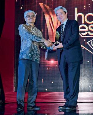 HousingEstate Awards Most Favoured Alumunium Frame for Middle-Up Class Housing Projects untuk kusen alumunium YKK AP dari PT YKK AP Indonesia. President Director PT YKK AP Indonesia Masa-aki Tamai menerima penghargaan dari Direktur Industri Bahan Galian Nonlogam Kementerian Perindustrian Lintong Sopandi Hutahaean
