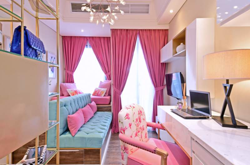 interior pink biru lucu Contoh interior apartemen tipe studio yang ditata kompak dalam paduan warna pink-biru yang ngademin. Lokasi: Apartemen JKT-Living Star (Foto: Susilo Waluyo/HousingEstate)