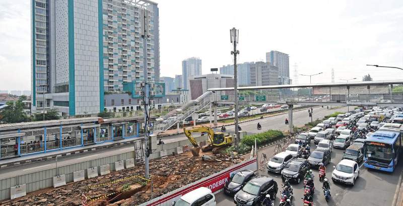 Suasana pembangunan jalur kereta ringan atau light rail transit (LRT) Cawang-Dukuh Atas di kawasan Cawang, Jakarta Timur. (Foto: Dok. Majalah HousingEstate)