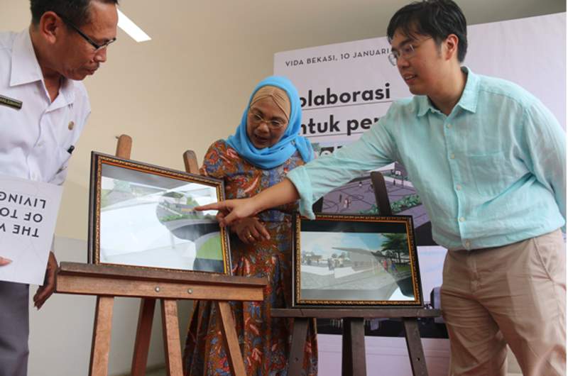 Direktur Vida Bekasi Edward Kusma (kanan) dan Management Vida Bekasi Risma Yunarti (tengah) menjelaskan rencana dan konsep pembangunan gedung serbaguna kepada Kepala SDN Padurenan 5 Awang Zumawan S.Pd. (Foto: Dok. Vida Bekasi)