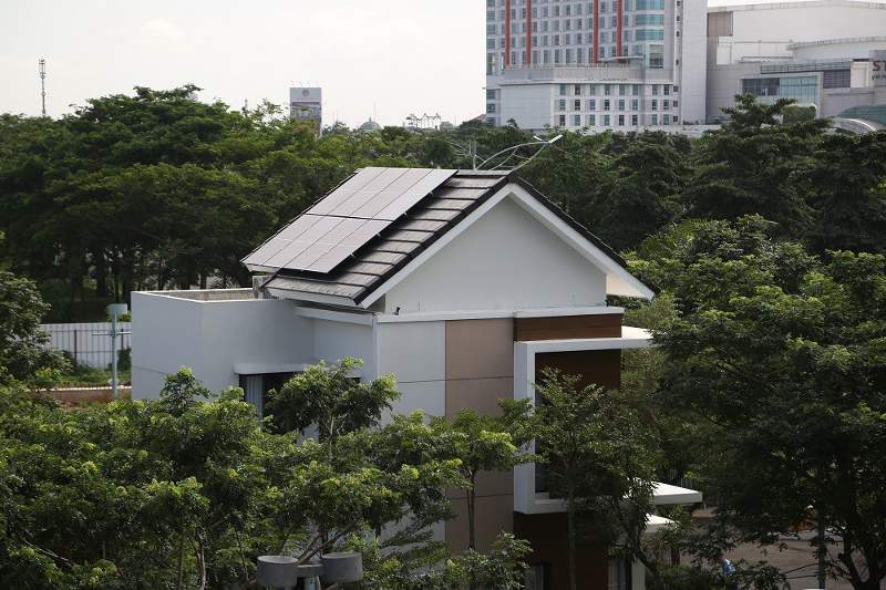 Aplikasi panel surya pada atap rumah contoh di Summarecon Bekasi (foto: HousingEstate.com)