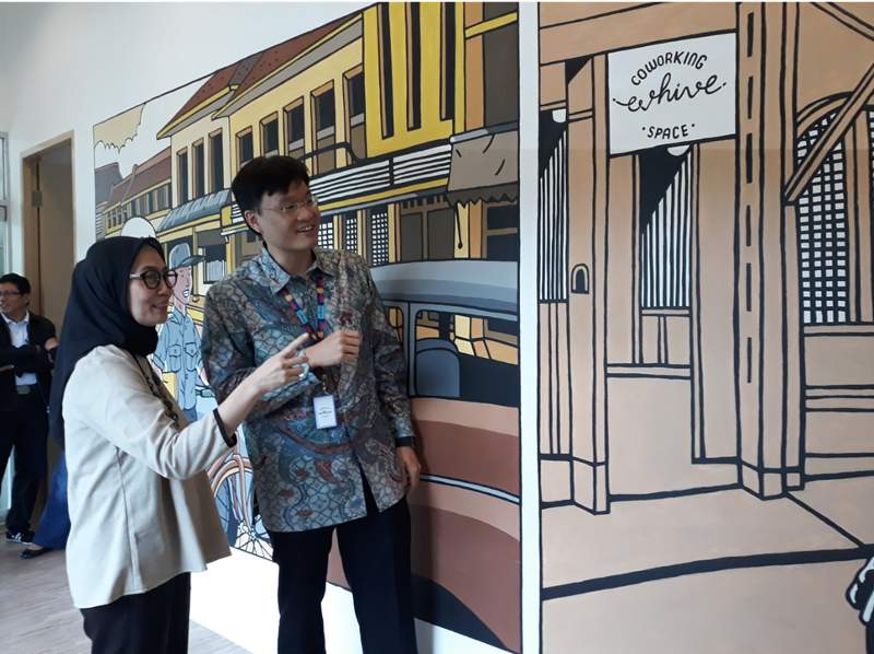 Handrana Tjatur Setijowati (kiri), Direktur Utama PT Pos Properti Indonesia, berbincang dengan Carlson Lau, CEO dan Co-Founder EV Hive saat pembukaan co-working space EV Hive di area gedung PT Pos Indonesia di Pasar Baru, Jakarta Pusat, Rabu (31/1/2018). (Foto: HousingEstate/Diyah)